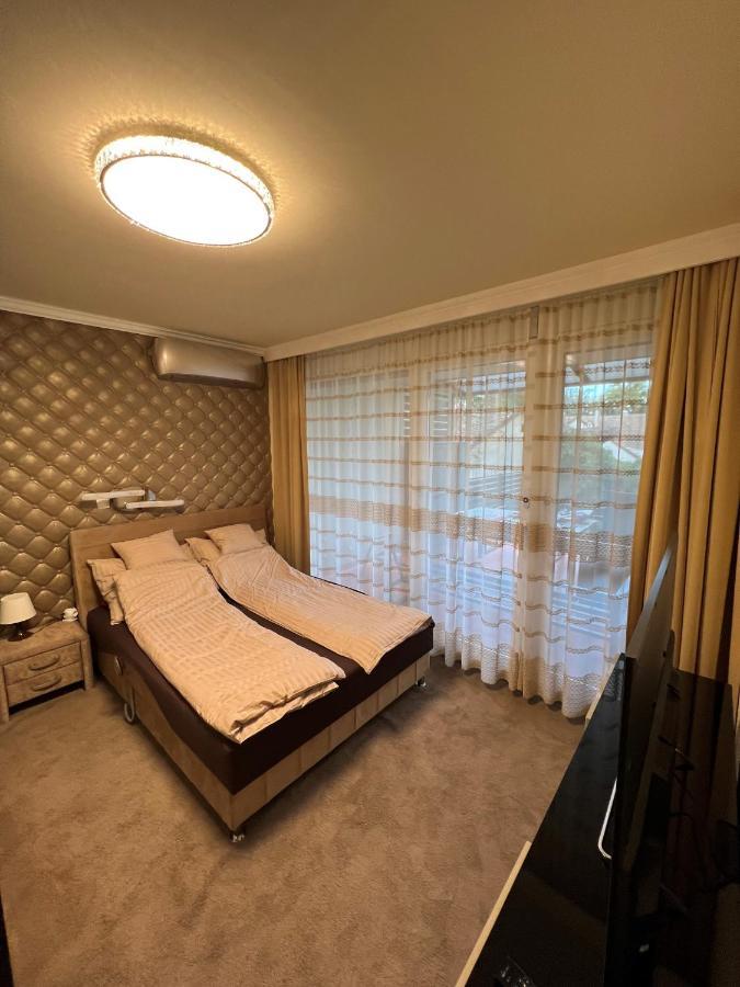 Апартаменты Parizsi Udvar Premium Apartman Дебрецен Экстерьер фото